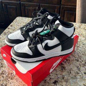 NWT * Nike Black & White Panda Dunk High Mens 7.5, Women’s 9